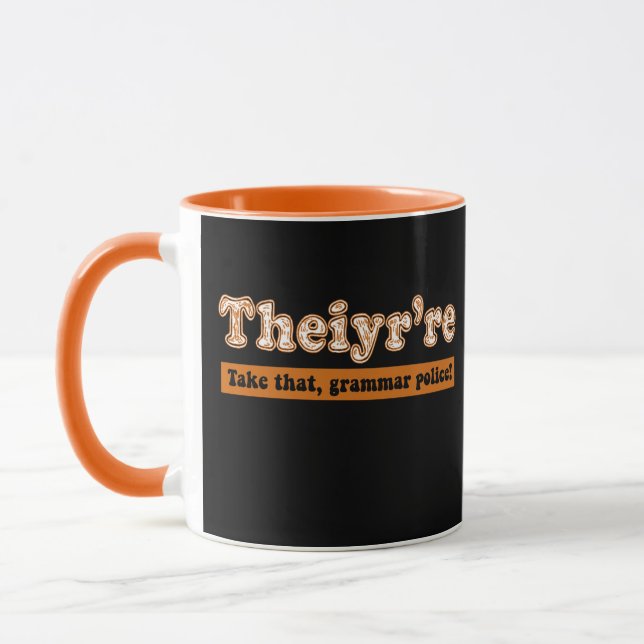 Taza Theiyr es profesor de inglés Grammar Police (Izquierda)