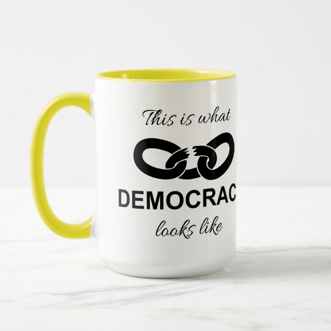 Taza This is What Democracy Looks Like (Izquierda)