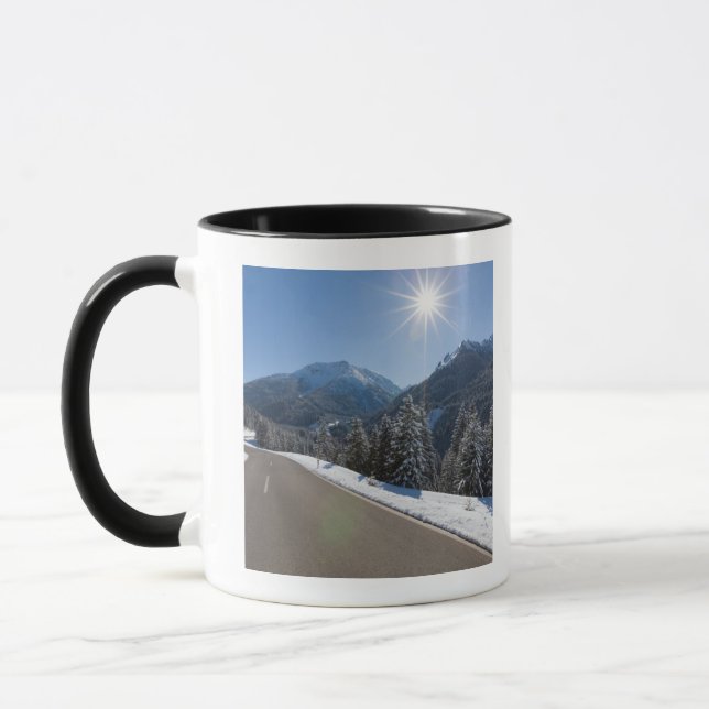 Taza Thrugh vacío idílico del camino un paisaje del (Izquierda)