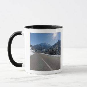 Taza Thrugh vacío idílico del camino un paisaje del