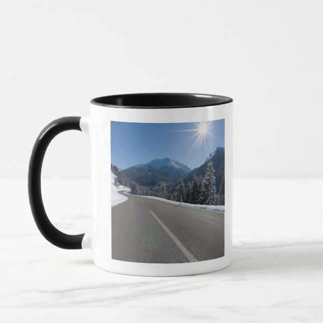 Taza Thrugh vacío idílico del camino un paisaje del (Izquierda)