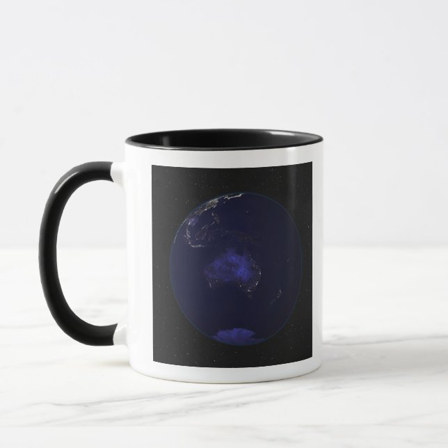 Taza Tierra completa en la noche mostrando luces de la  (Izquierda)