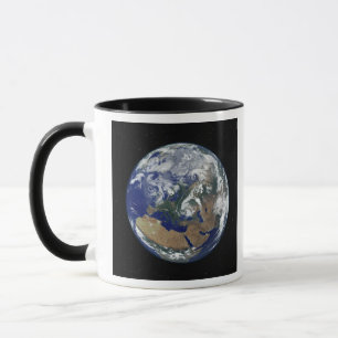 Taza Tierra completamente encendida centrada en Europa