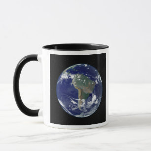 Taza Tierra completamente iluminada centrada en Sudamér