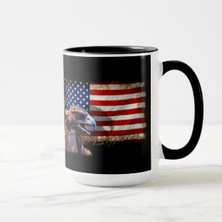 Taza Tierra de la bandera y el águila libres patriótica