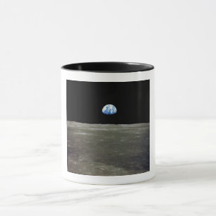 Taza Tierra desde la Luna en el Espacio Negro: Salida d