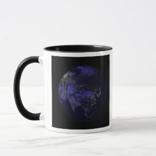 Taza Tierra llena en la noche que muestra luces de la