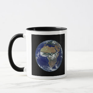 Taza Tierra llena que muestra África y Europa