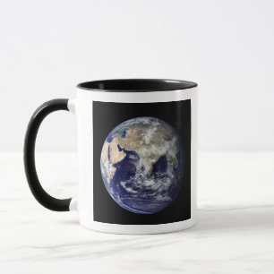 Taza Tierra llena que muestra Europa y Asia