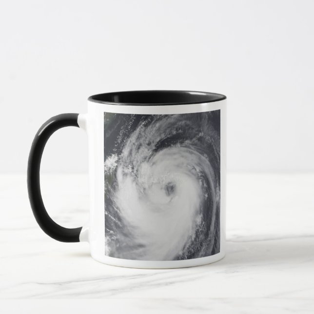 Taza Tifón Chaba en el Océano Pacífico occidental (Izquierda)