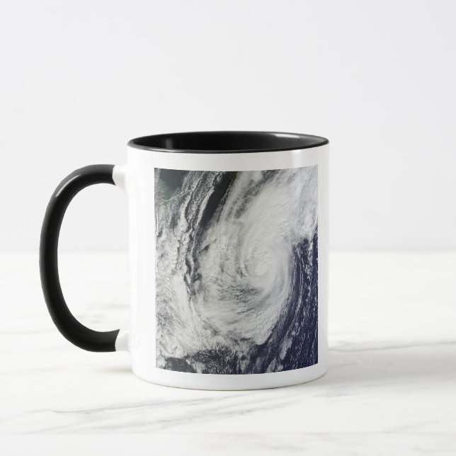 Taza Tifón Chaba sobre las islas Ryukyu, Japón (Izquierda)