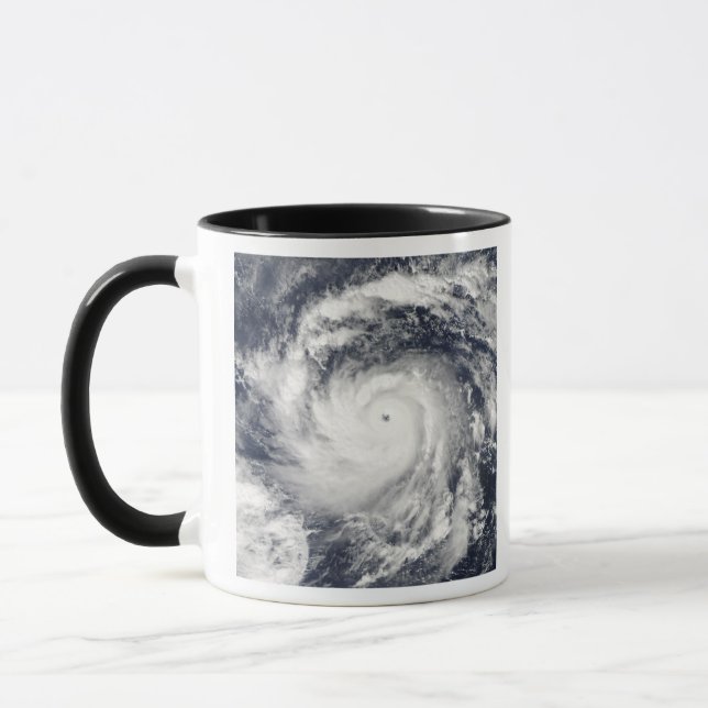 Taza Tifón Nida en el Océano Pacífico (Izquierda)