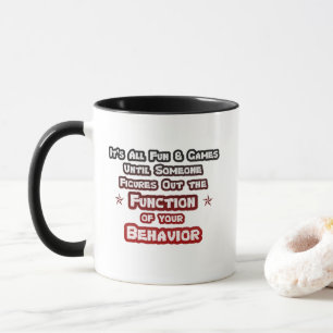 Taza Todo es diversión y juegos tipografía moderno rojo