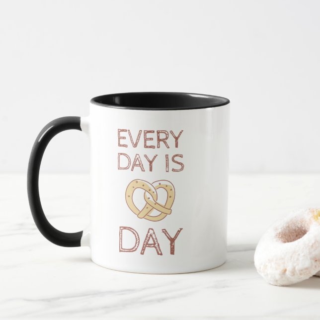 Taza Todos los días es el Día de Pretzel Mug (Con donut)