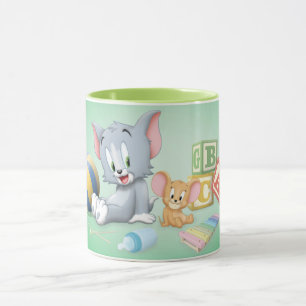 Taza Tom infantil y Jerry jugando con juguetes