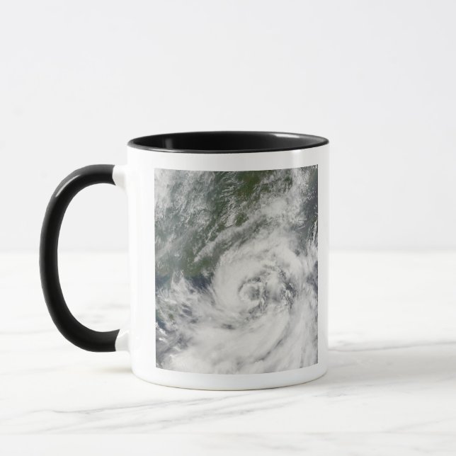 Taza Tormenta tropical Kammuri (Izquierda)