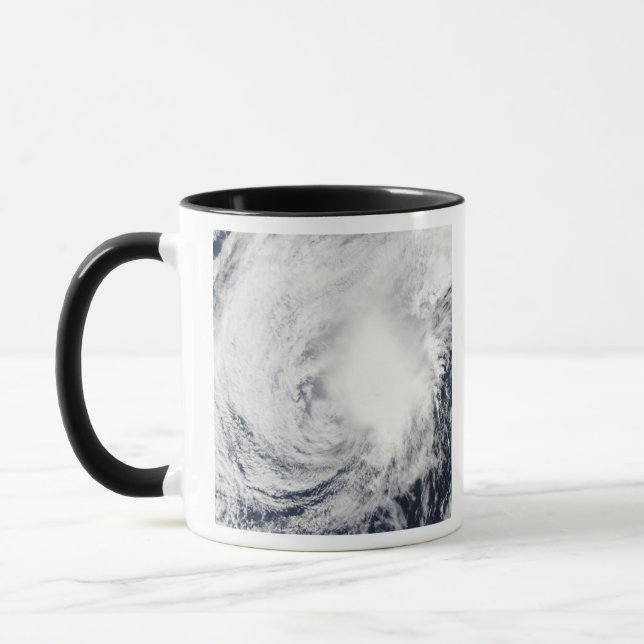 Taza Tormenta tropical Nida al sudeste de Kadena (Izquierda)