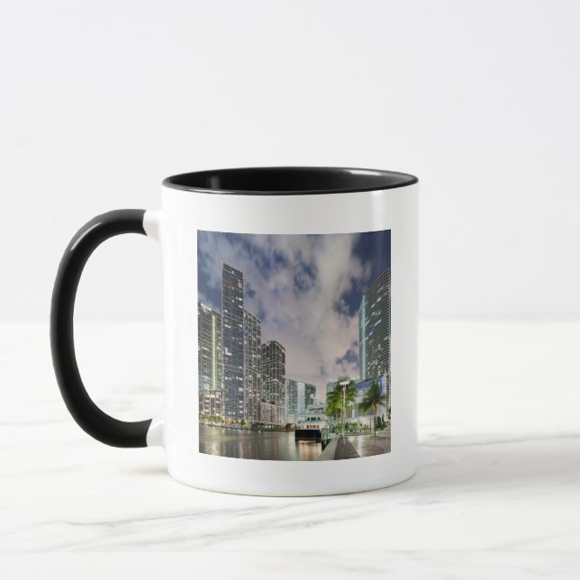 Taza Torres iluminadas en la costa del río de Miami (Izquierda)