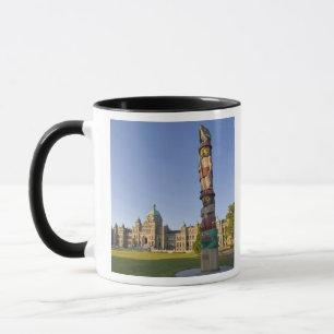 Taza Tótem en el edificio del Parlamento en
