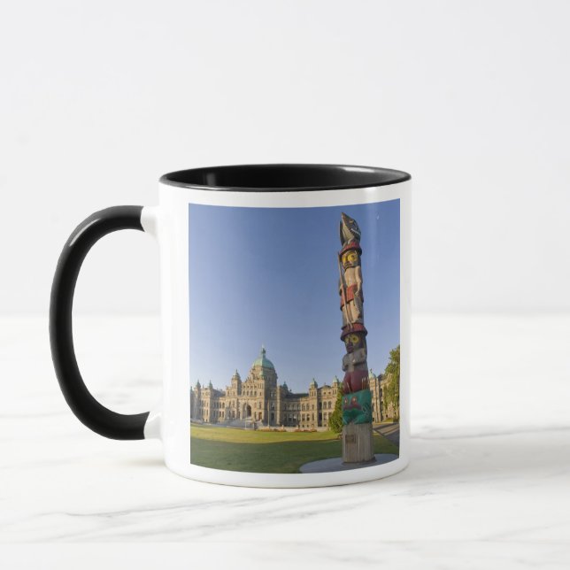 Taza Tótem en el edificio del Parlamento en (Izquierda)