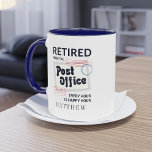 Taza Trabajador postal retirado deja regalos Fiestas pa<br><div class="desc">Trato de retiro, café, tazas de dos tonos para tu compañero de trabajo o jefe que se retira después de muchos años de excelente servicio. El diseño es moderno y el texto dice "Retirado de la Oficina de Correos. Cada Hora es Hora Feliz" Hace un regalo de despedida perfecto para...</div>