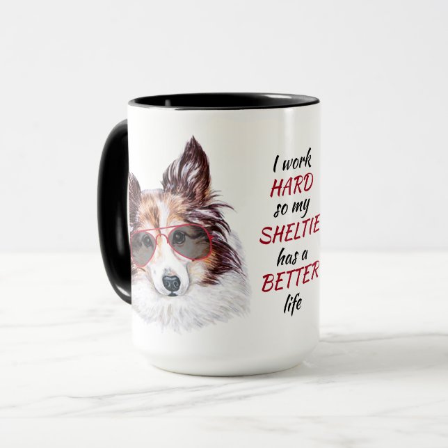 Taza Trabajando duro para mi perro pastelero de Shetlan (Anverso izquierdo)