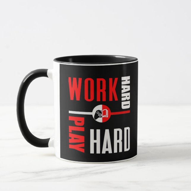 Taza Trabajar duro, jugar tan duro para los trabajadore (Izquierda)