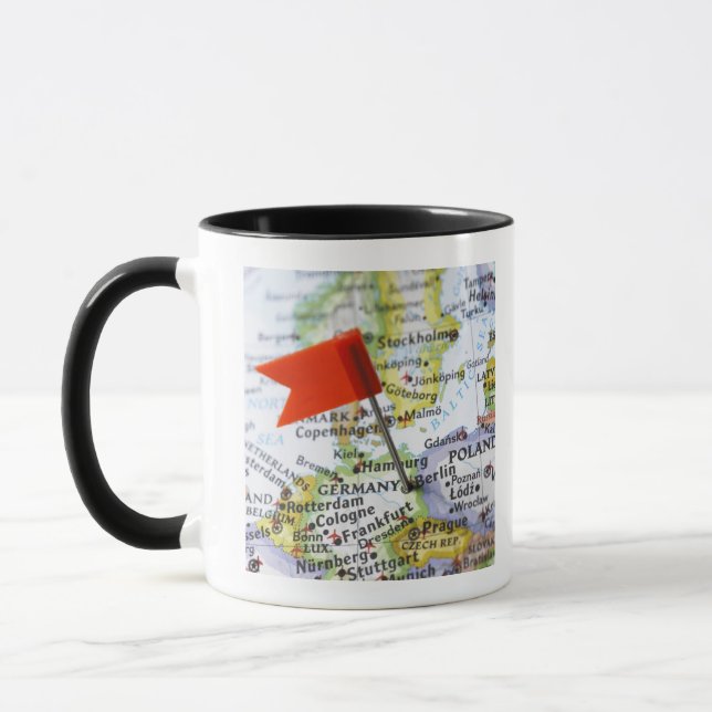 Taza Trace el perno colocado en Berlín, Alemania en (Izquierda)