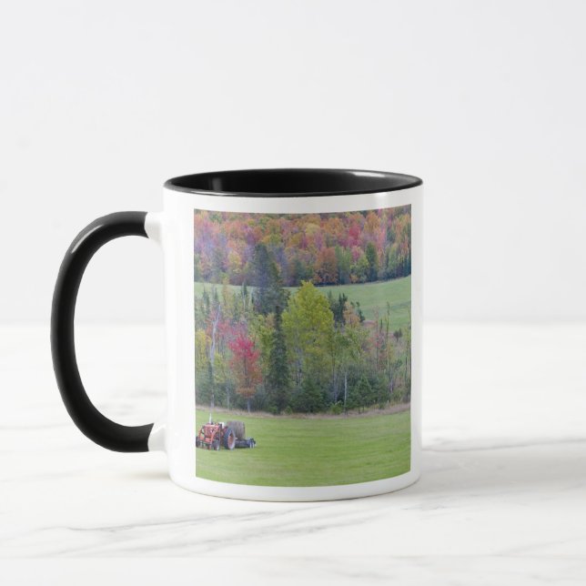 Taza Tractor con pacas de heno en campo verde con (Izquierda)