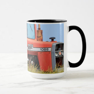 Taza Tractor de Massey Ferguson en un campo