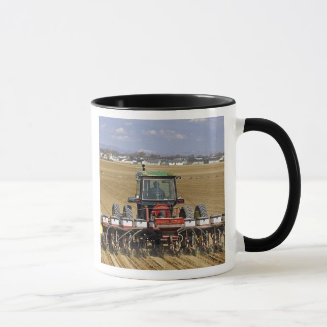 Taza Tractor tirando de una sembradora de maíz para sem (Derecha)