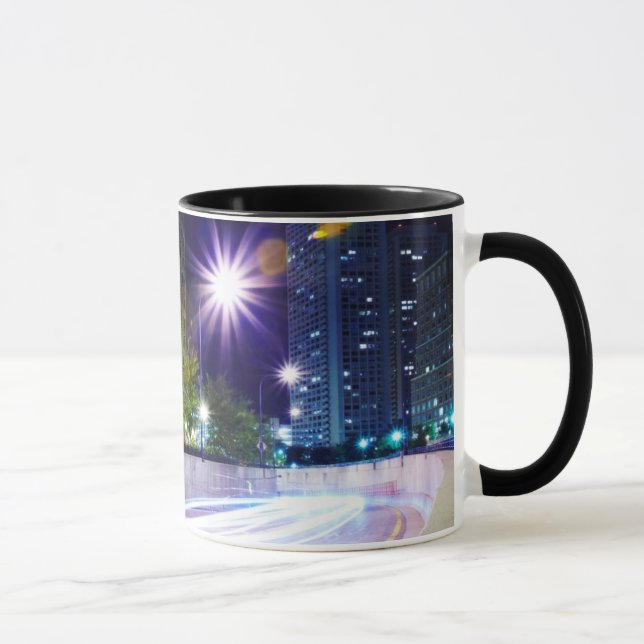 Taza Tráfico borroso en la noche (Derecha)