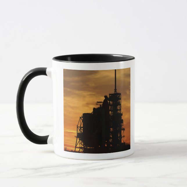 Taza Transbordador espacial Atlantis en la plataforma d (Izquierda)