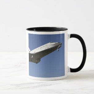 Taza Transporte espacial Atlantis acercándose a la pist