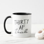 Taza TREINTA AF 30th Birthday Funny Personalizado<br><div class="desc">¡Celebra convertir 30 en negrita, estilo cafeinado con esta elegante taza personalizada "THIRTY AF"! Con la icónica frase encima de un nombre personalizado en escritura de moda, esta taza es el regalo de cumpleaños número 30 perfecto para tu mejor amigo, hermana, compañero de trabajo o para ti mismo. Ya sea...</div>