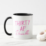 Taza TREINTA AF 30th Birthday Funny Personalizado<br><div class="desc">Celebra 30 con estilo con esta divertida y fabulosa taza de cumpleaños "THIRTY AF", personalizada con tu nombre en un guión rosa juguetón. Ya sea que estés tomando café la mañana después del fiesta o regalando a tu madre algo descarado y personal, esta taza hace que cumplir treinta años sea...</div>