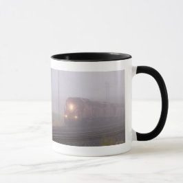 Taza Tren de carga que corre en niebla de la mañana