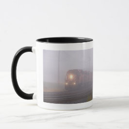 Taza Tren de carga que corre en niebla de la mañana