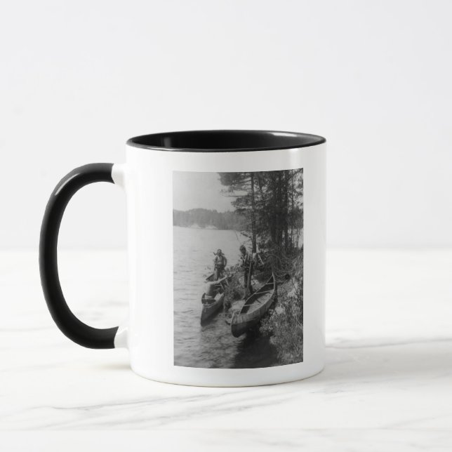Taza Tres cazadores con canoas en la orilla (Izquierda)