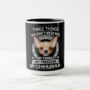 Taza Tres cosas que mi familia mi libertad mi Chihuahua