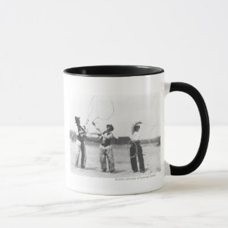 Taza Tres hombres lassoing.