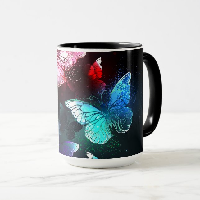 Taza Tres mariposas brillantes en el fondo nocturno (Anverso derecho)
