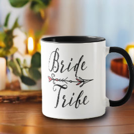 Taza "Tribu de novias" dibujada a mano con flecha de co