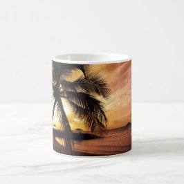 Taza tropical de la puesta del sol del palmtree de