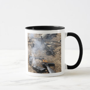 Taza Trozos de armas enemigas preparadas para enfriarse