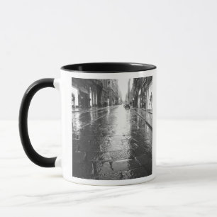 Taza Turín Italia, calle mojada por la noche