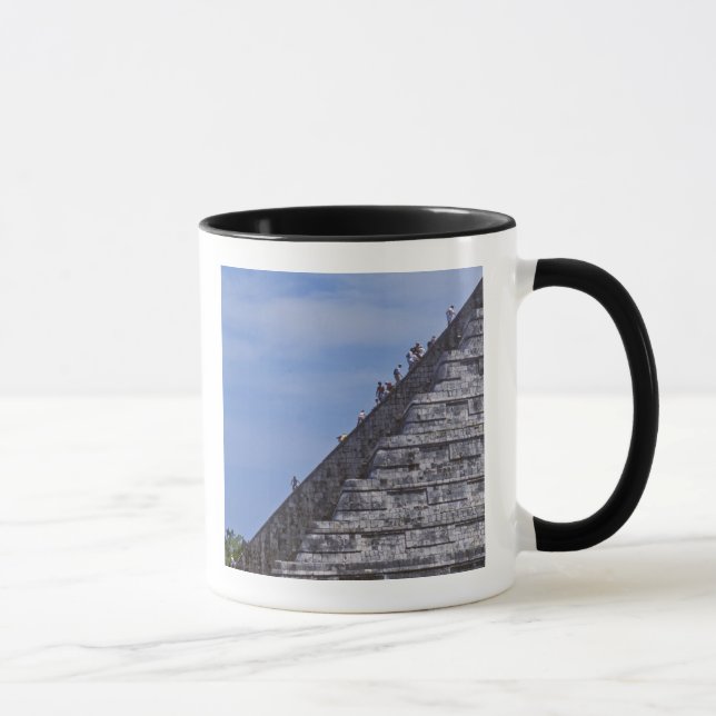 Taza Turistas escalando escaleras en las ruinas de El (Derecha)