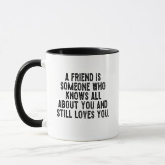 Taza Un amigo es alguien que sabe todo sobre ti y tod