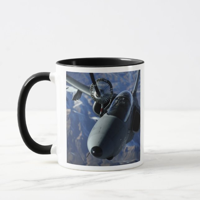 Taza Un AMX italiano es repostado por un extensor KC-10 (Izquierda)