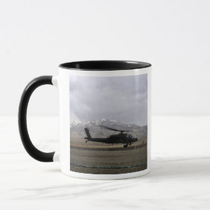 Taza Un Apache AH-64A despegando